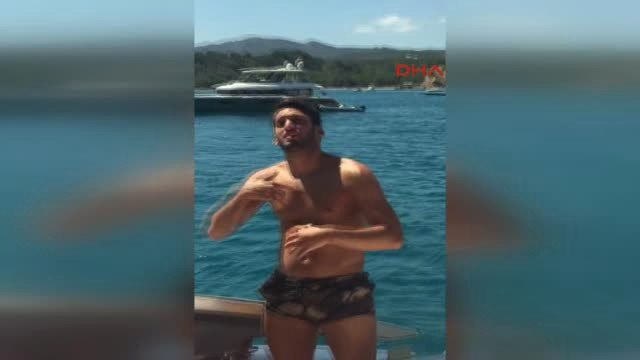 Hakan Çalhanoğlu Ibiza Adası Nda Stres Atıyor