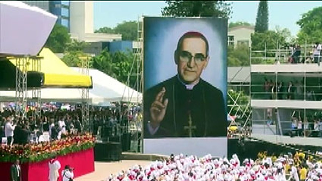 Miles de personas celebran beatificación de Romero en El Salvador