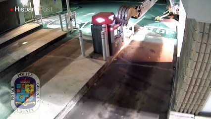 Ladrón intenta robar un cajero electrónico con una retroescavadora