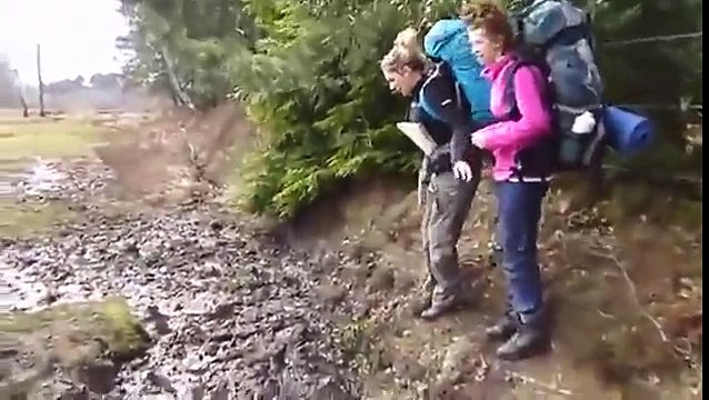 Kız Çamura Balıklama Dalıyor