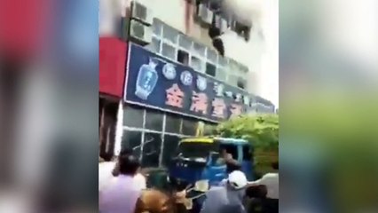 Un camion rempli de végétaux vient au secours de personne coincée dans un incendie !