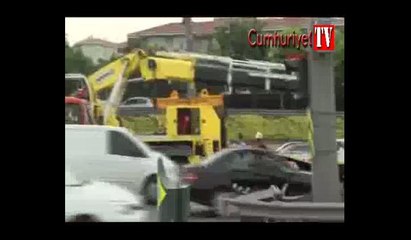 İncirli'de otomobil metrobüs bariyerine çarptı... İlk görüntüler