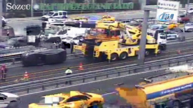 E-5 Otoyolu İncirli Mevkii'nde bir araç takla atarak metrobüs yoluna girdi