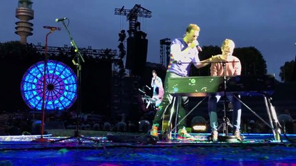 Chris Martin de Coldplay invite un fan à venir jouer sur scène !!