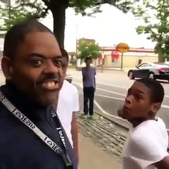 Des ados frappent et martyrisent un handicapé qui n'avait rien demandé en pleine rue