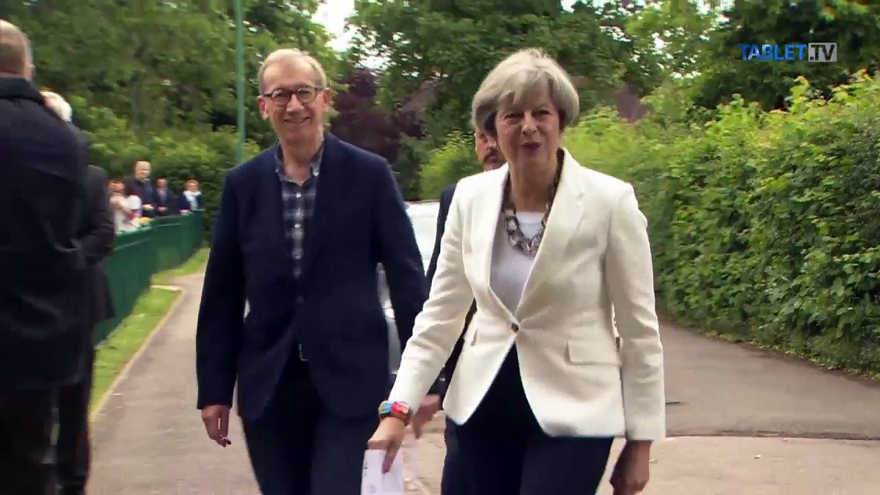 Britské parlamentné voľby: Mayová aj Corbyn už odhlasovali