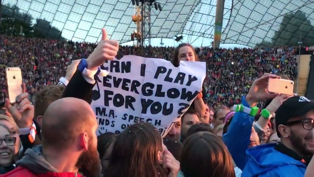 Un fan de Coldplay accompagne Chris Martin au piano devant 70 000 personnes (Berlin)