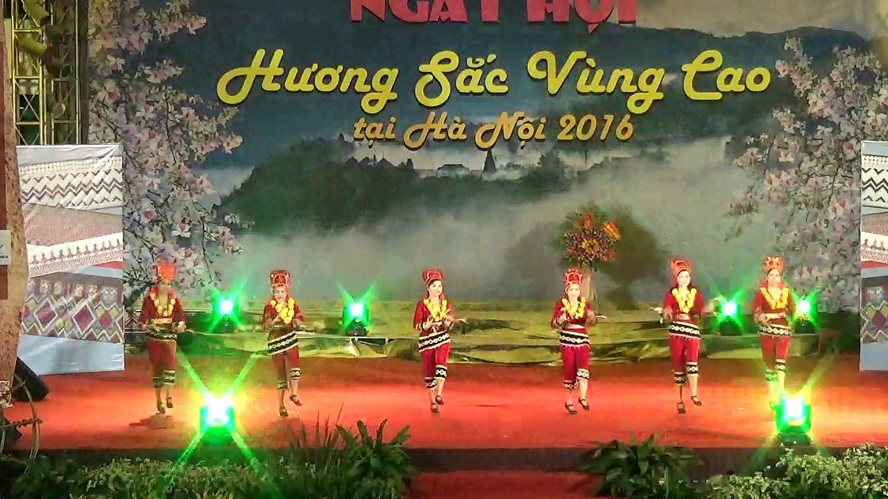 Funny Vietnamese folk local dancing - Happy sun
