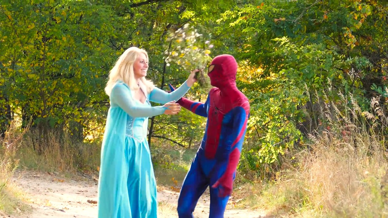 Deadpool KISSES policegirl in real life ! They're going to get married؟ ¦ Fun Superheroes IRL video!