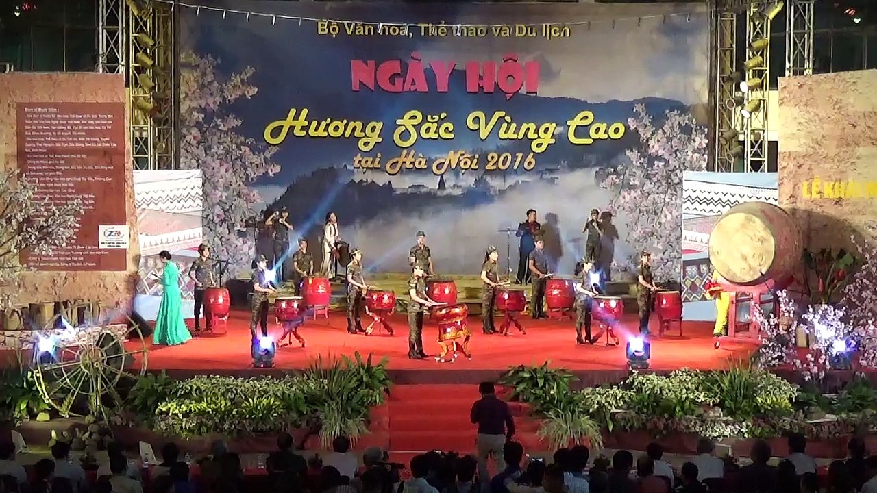 Màn múa trống hội của trai xinh gái đẹp Đại học Văn hóa Nghệ thuật Quân đội