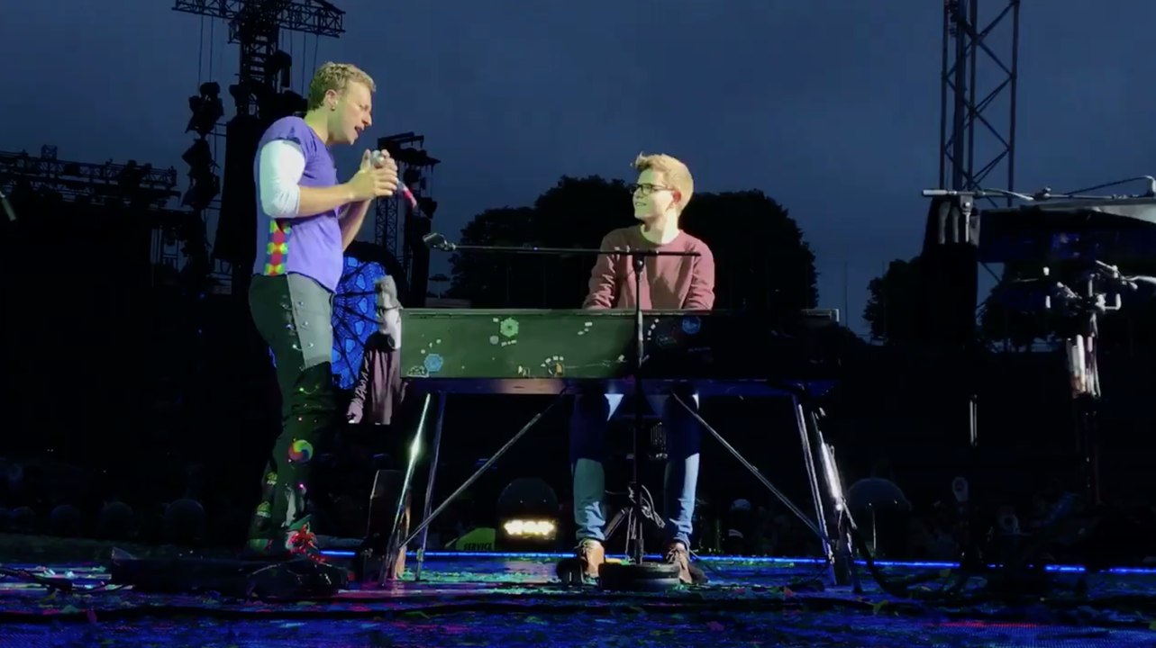 Concert de Coldplay à Berlin : Il accompagne Chris Martin au piano devant 70 000 spectateurs