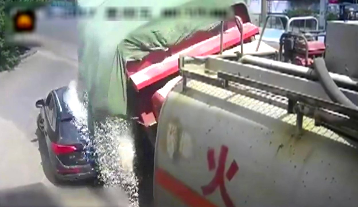 Un camion se renverse sur une voiture