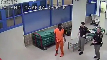 Un détenu frappe un gardien