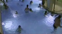 Un garçon commence à se noyer dans la piscine en Finlande et personne ne le remarque