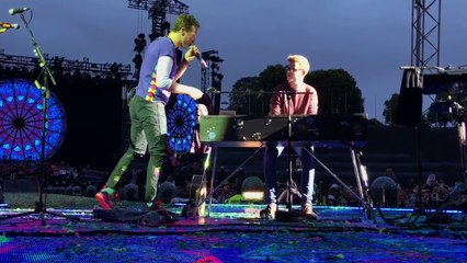 Un jeune homme monte sur scène avec Chris Martin