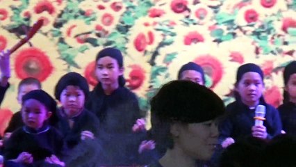 Mấy bé nhí dân tộc đánh đàn và hát lời then rất ngộ