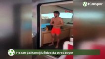 Hakan Çalhanoğlu İbiza'da stres atıyor