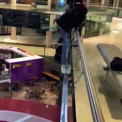 Deux abrutis détruisent le toit d'une boutique