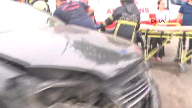 Kocaeli Kırmızı Işıkta Geçen Hafif Ticari Araç Otomobile Çarptı: 2 Yaralı