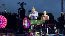 Chris Martin de Coldplay invite un fan à venir jouer sur scène la chanson Everglow