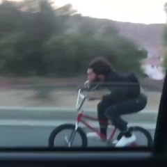 Download Video: Ces riders en BMX roulent à plus de 80km/h... Taré