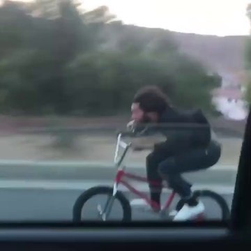 Ces riders en BMX roulent à plus de 80km/h... Taré