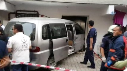 Sancaktepe'de Araç Eve Daldı: Yaralılar Var