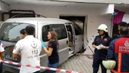 Istanbul'da Minibüs Eve Daldı: Yaralılar Var