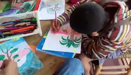 L'activité dessin Oussama - Ayoub - Hicham - Souad - Farah finalisent leurs dessins