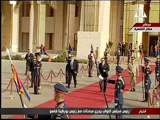 السيسي يستقبل عاهل البحرين بمطار القاهرة