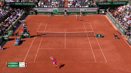 Roland-Garros 2017 : Jelena Ostapenko s’arrache sur toutes les balles (7-6, 3-6, 4-3)
