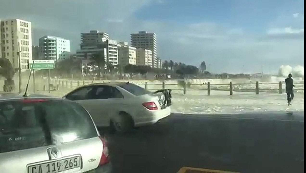 Un homme qui rassure sa femme lors d'une tempête à Cape Town en Afrique de Sud