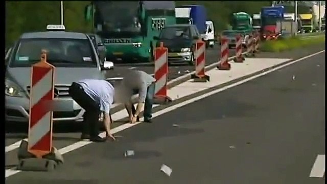 Pays-Bas : Une pluie de billets de banque sur une autoroute