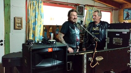 Deux sosies de Johnny poussent la chansonnette