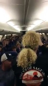 Une chorale chante l'hymne américain dans l'avion.. SILENCE MERDE