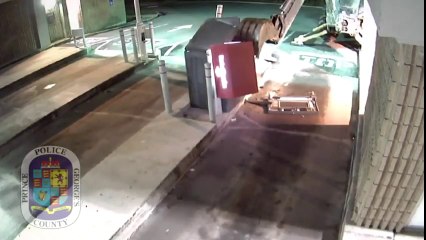 Attaquer un distributeur avec un tractopelle ! ARGENT !!