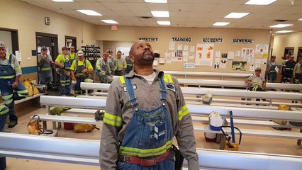 Ce mineur mange un piment pour un pari perdu.. AIE !!