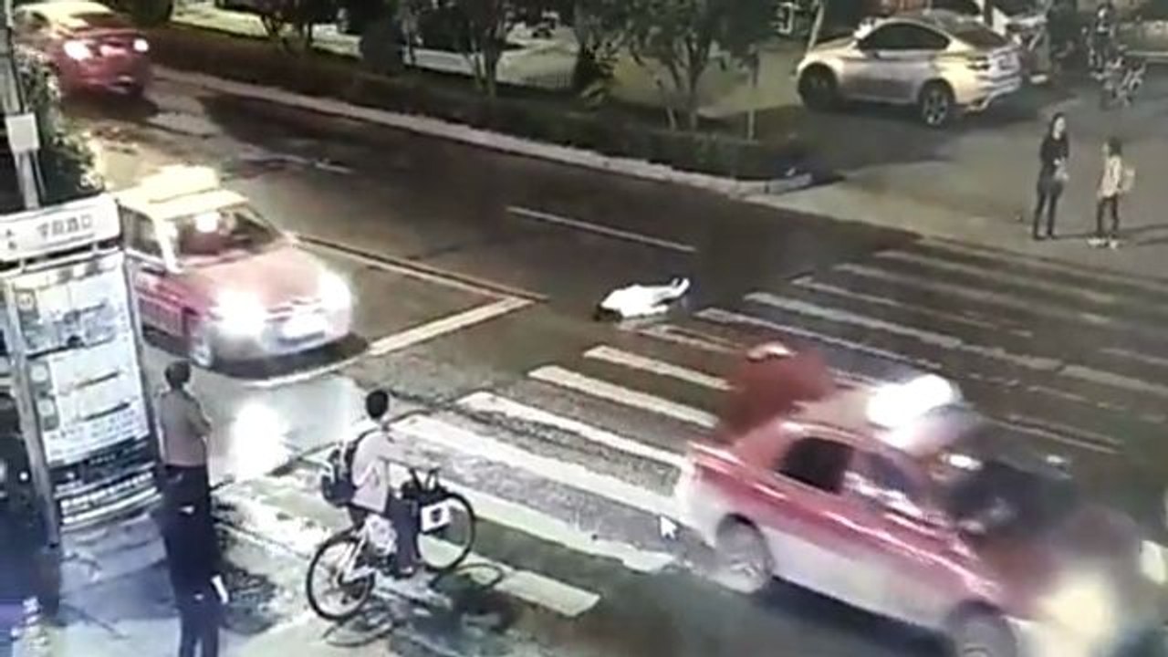 Une femme se fait renverser par deux voitures dans l'indifférence générale (Chine)