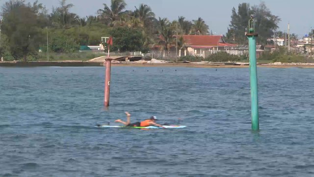 Tres deportistas estadounidenses nadan sobre una tabla desde Cuba hasta Florida