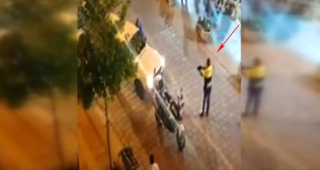 Motosikletli Polis Kaçan Sürücüyü Aracın Önüne Geçip Silahını Çekerek Yakaladı