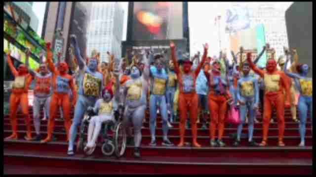 Nudistas lucen mensajes de aceptación en su cuerpo en Nueva York