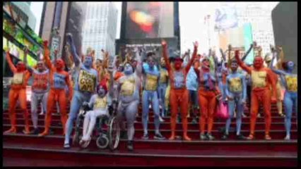 Nudistas lucen mensajes de aceptación en su cuerpo en Nueva York