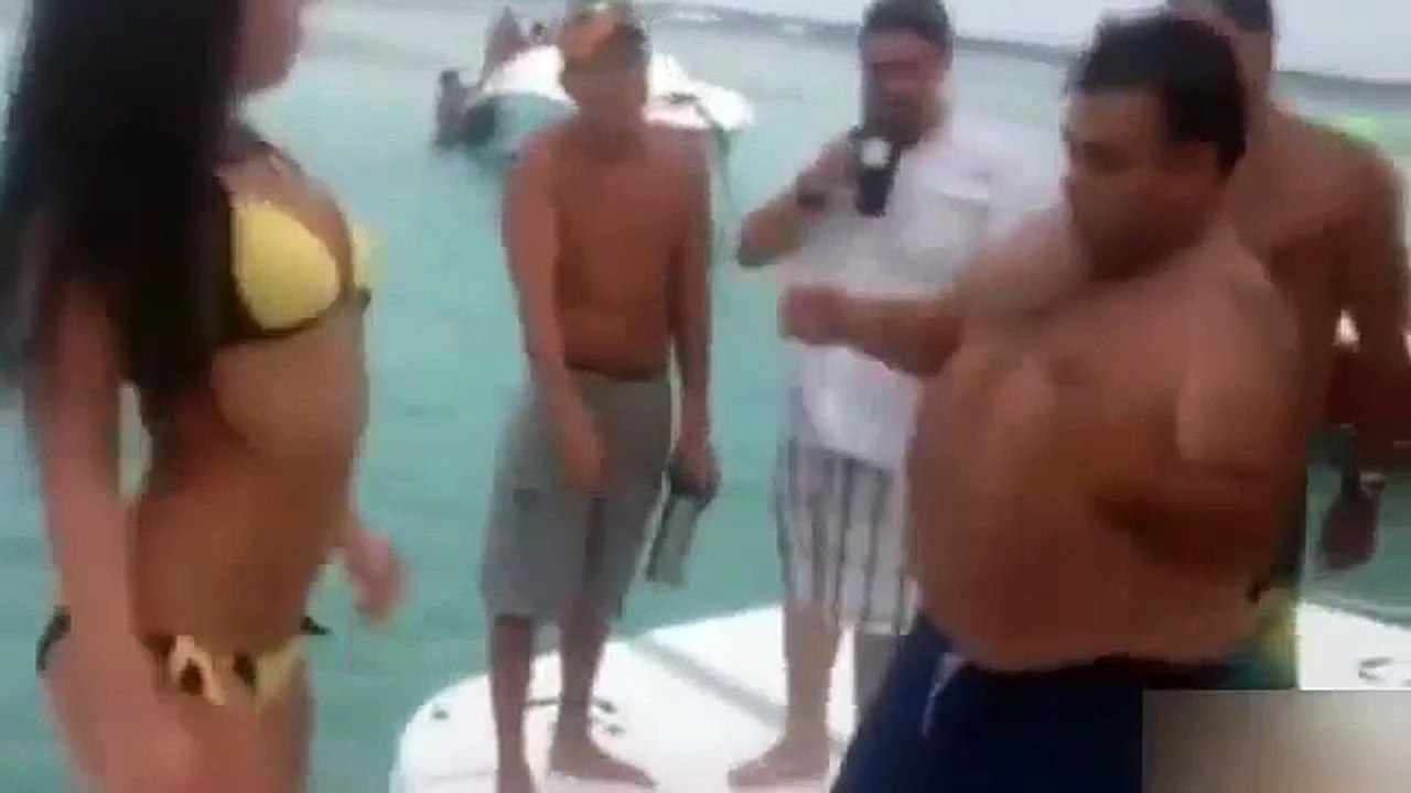 Şişman adam bikinili güzele karşı