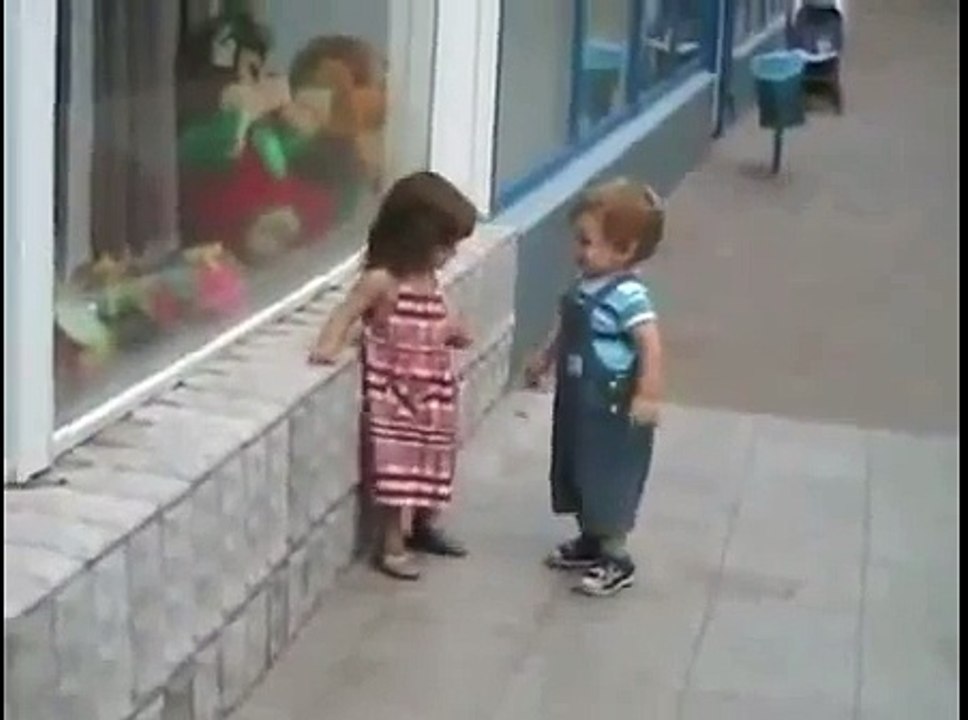 Tacizci Bebek Kızı Rahat Bırakmıyor