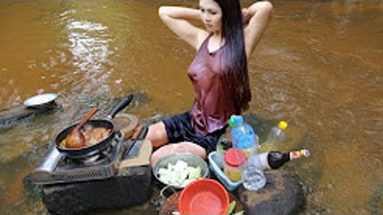 Viral Video Food 2017- Beautiful Girl Fry Snail New Video  - EVER - Village Food FACTORY