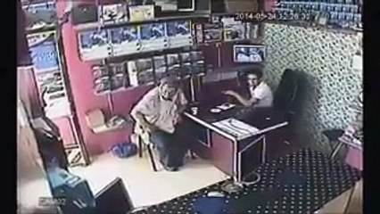 Çayını alıp kaçan adam