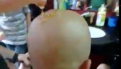 Berber Adamın Kafasına Bal Döküp Yaladı Çok İğrenç