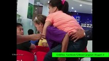 Vieron como una mujer se trepaba en la espalda de su anciana madre ¡Luego un policía le hizo esto!