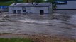 Un mobile-home se fait emporter par les flots pendant une inondation dans le Mississippi