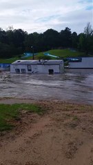 Un mobile-home se fait emporter par les flots pendant une inondation dans le Mississippi